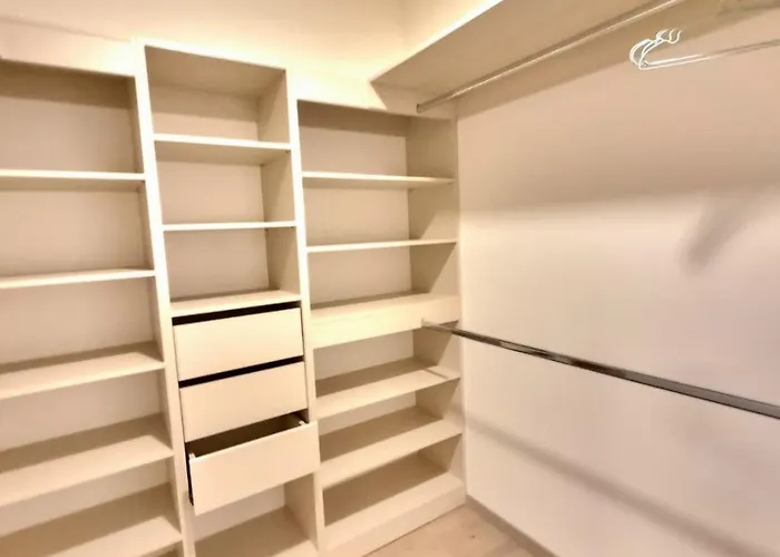 Metropolis Prime With Free Parking דירה