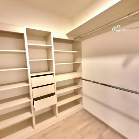 Metropolis Prime With Free Parking Apartment